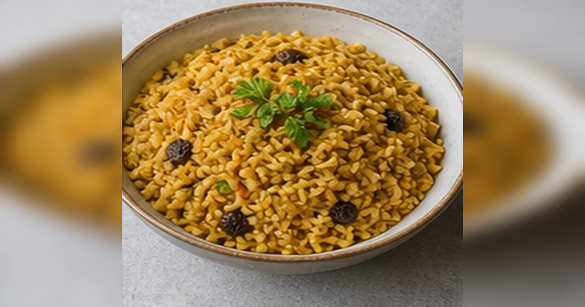 Receta de arroz árabe peruano servido en una mesa de cocina peruana