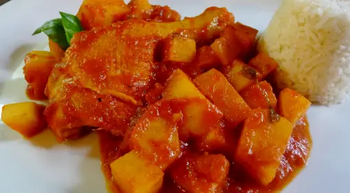 Receta de estofados de pollo con papas y tomates rojos